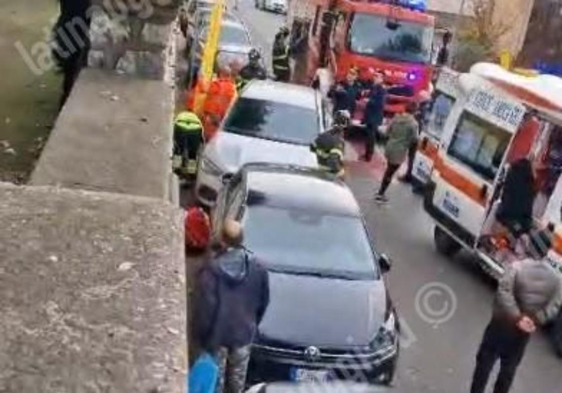 Accusa un malore e va giù dal muretto