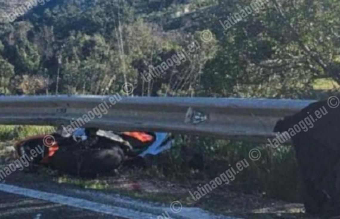 Sbanda con la moto e finisce fuoristrada, ferito