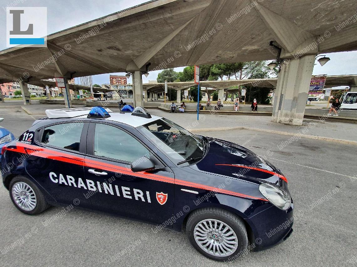 Giovane commesso aggredito e rapinato alle autolinee. Un “branco” in azione