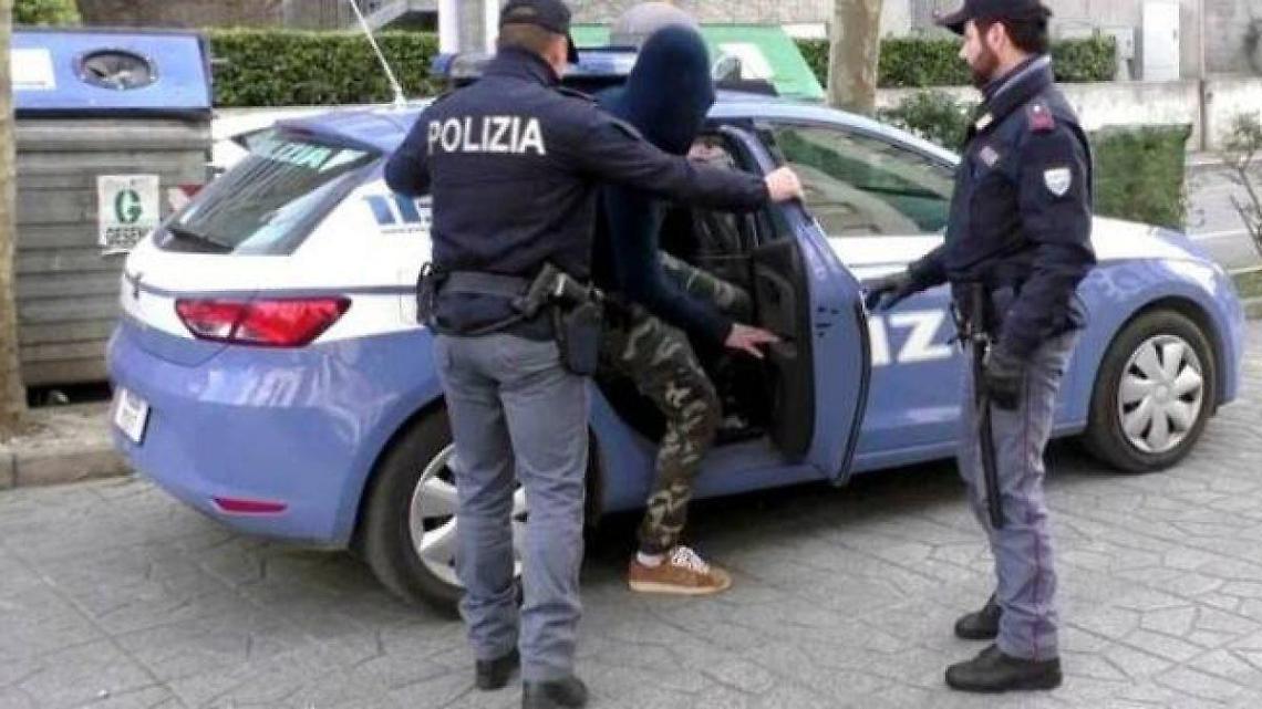 Rifiuta di lascia il pronto soccorso e assale sanitari e poliziotti: arrestato