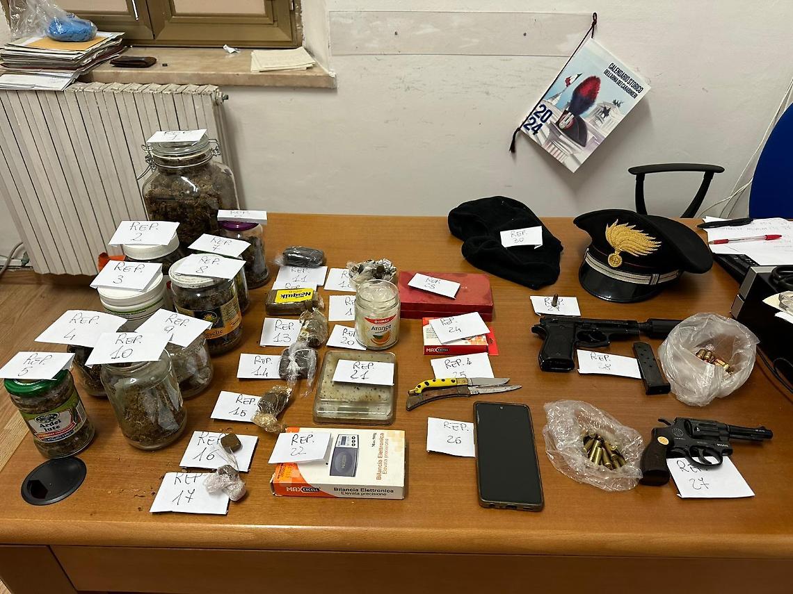 Droga e armi in casa, blitz dei carabinieri