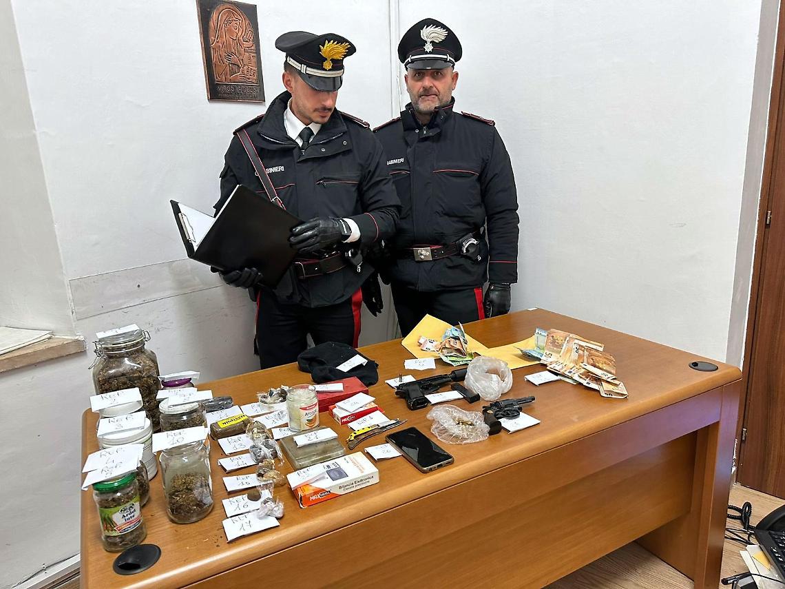 In casa nascondeva quattro chili di droga e due pistole rubate pronte a sparare
