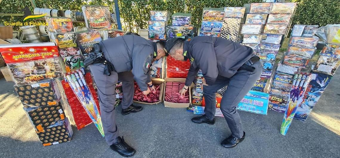 Fuochi illegali pericolosi, maxisequestro della Guardia di Finanza