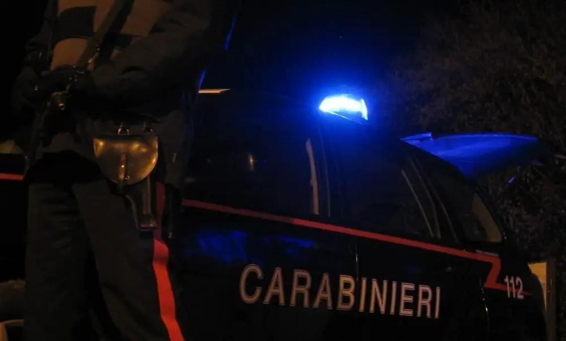 Gli trovano uno spinello in auto, e l'hashish con il bilancino a casa