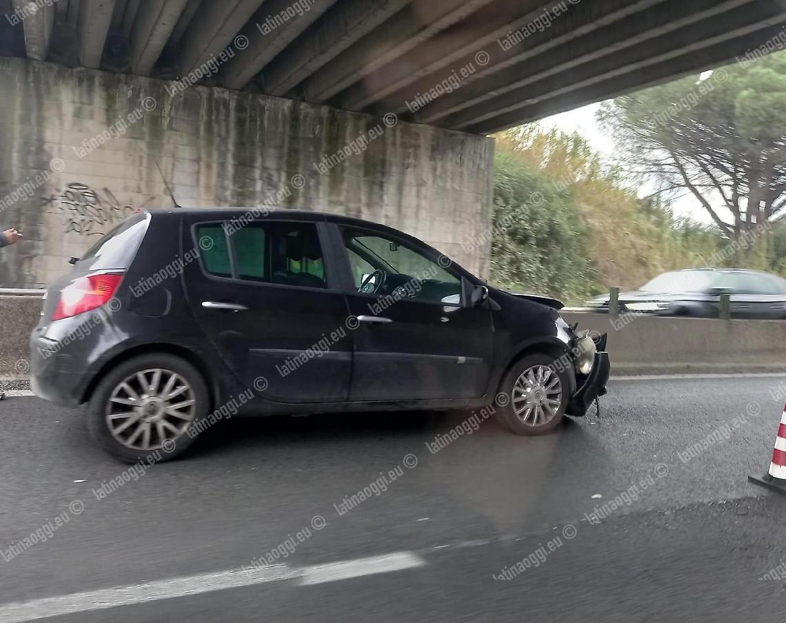 Incidente sulla Pontina, scontro tra auto e camion
