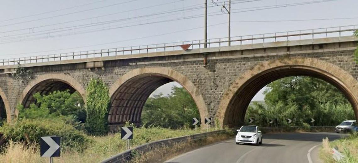 Una fermata ferroviaria nell'area dei Cinque Archi