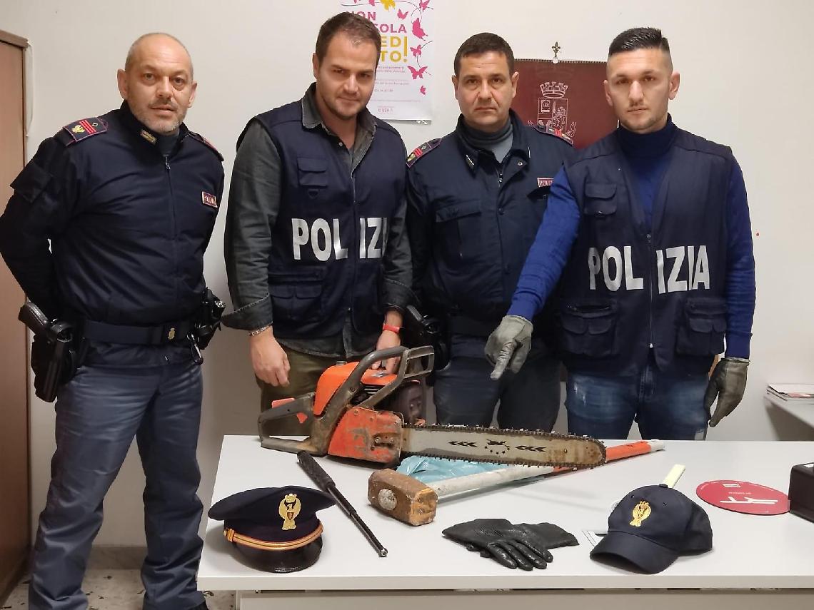 Devasta casa con martello e motosega, arrestato dalla polizia