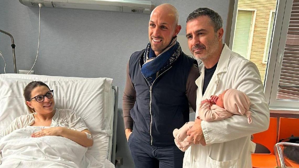 Elisa batte tutti, il papà della prima nata: emozione immensa