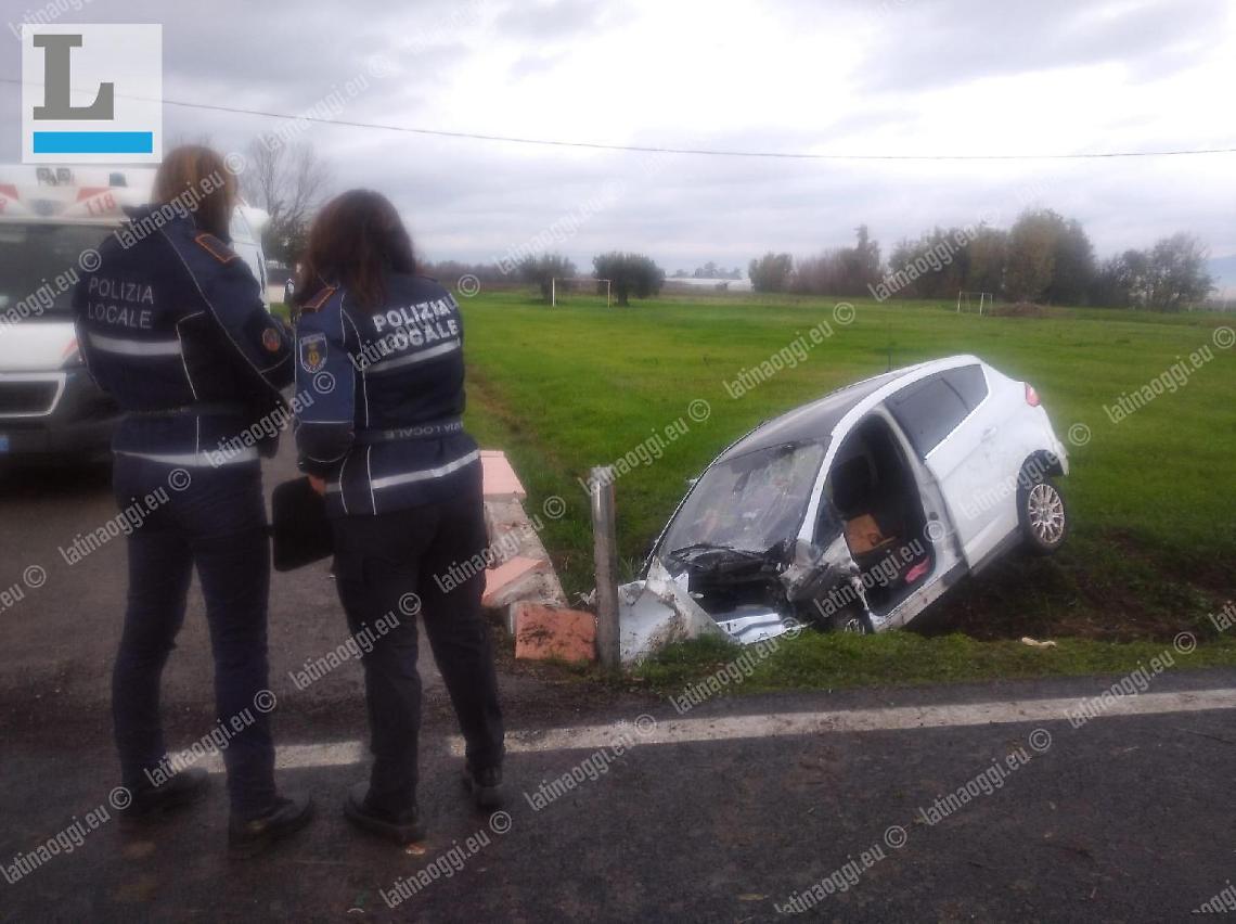 Auto fuori strada, grave neonata