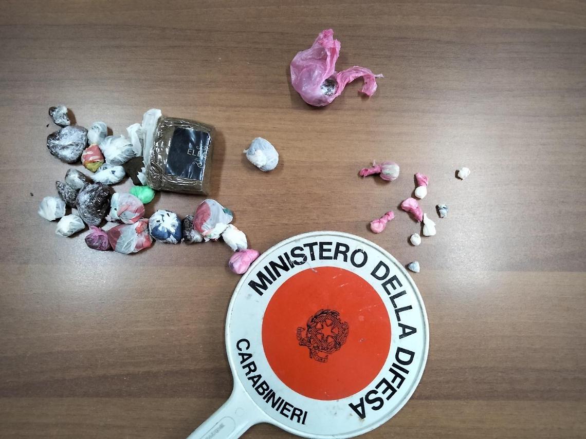 Una scorta di cocaina nascosta nell'armadio, arrestato 30enne