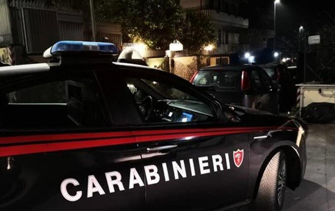 Prende a calci e pugni la compagna, 31enne arrestato dai carabinieri