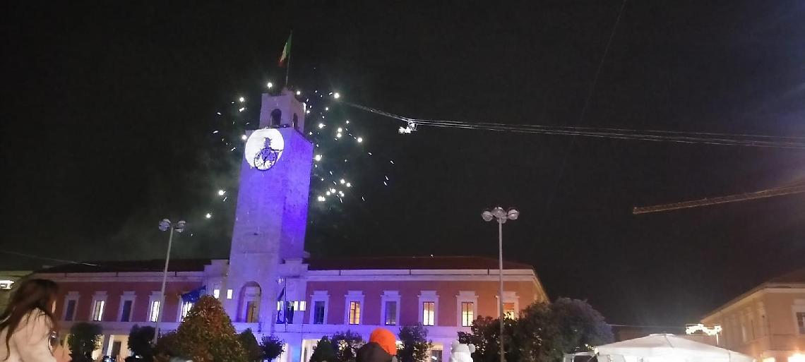 Latina, scende la befana dalla torre tra la gioia dei presenti