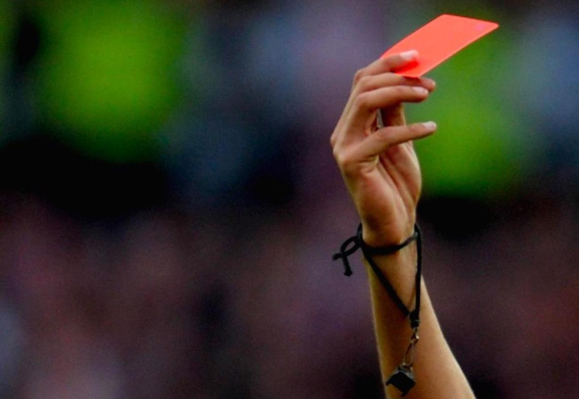 Insulti sessisti all'arbitro donna, squalificati mister e preparatore atletico