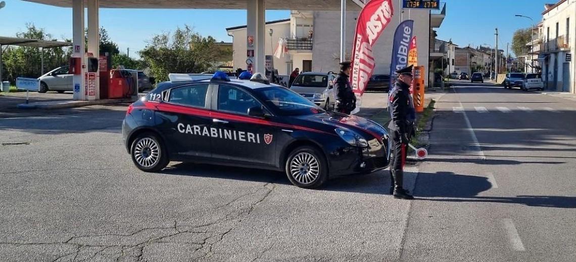 Rapina al distributore, incastrato dal fucile a canne mozze