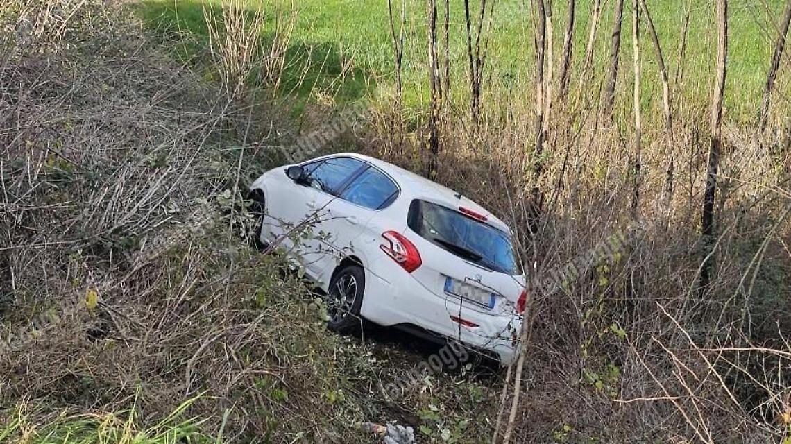 Fuori strada con l'auto, paura per un uomo di 88 anni