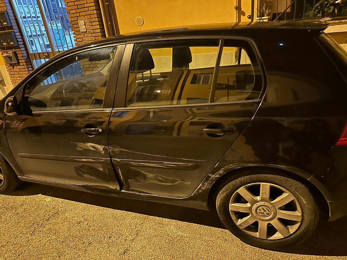 Danneggiano l'auto dell'ex consigliere e fuggono via