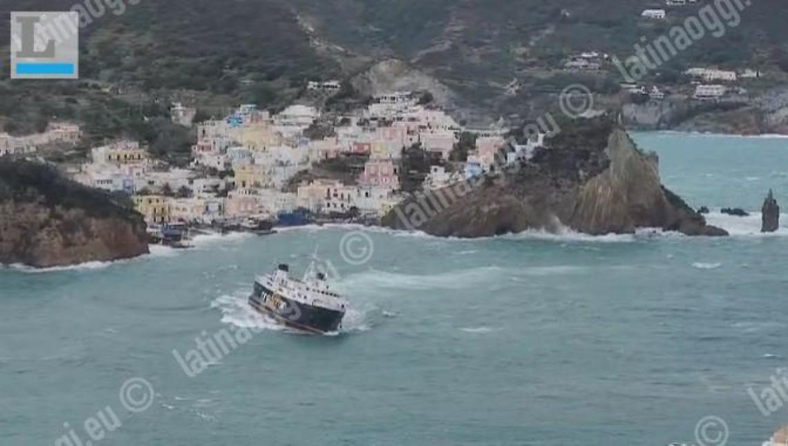 Attracco da incubo a Ponza, scoppia la polemica sulla flotta troppo vecchia