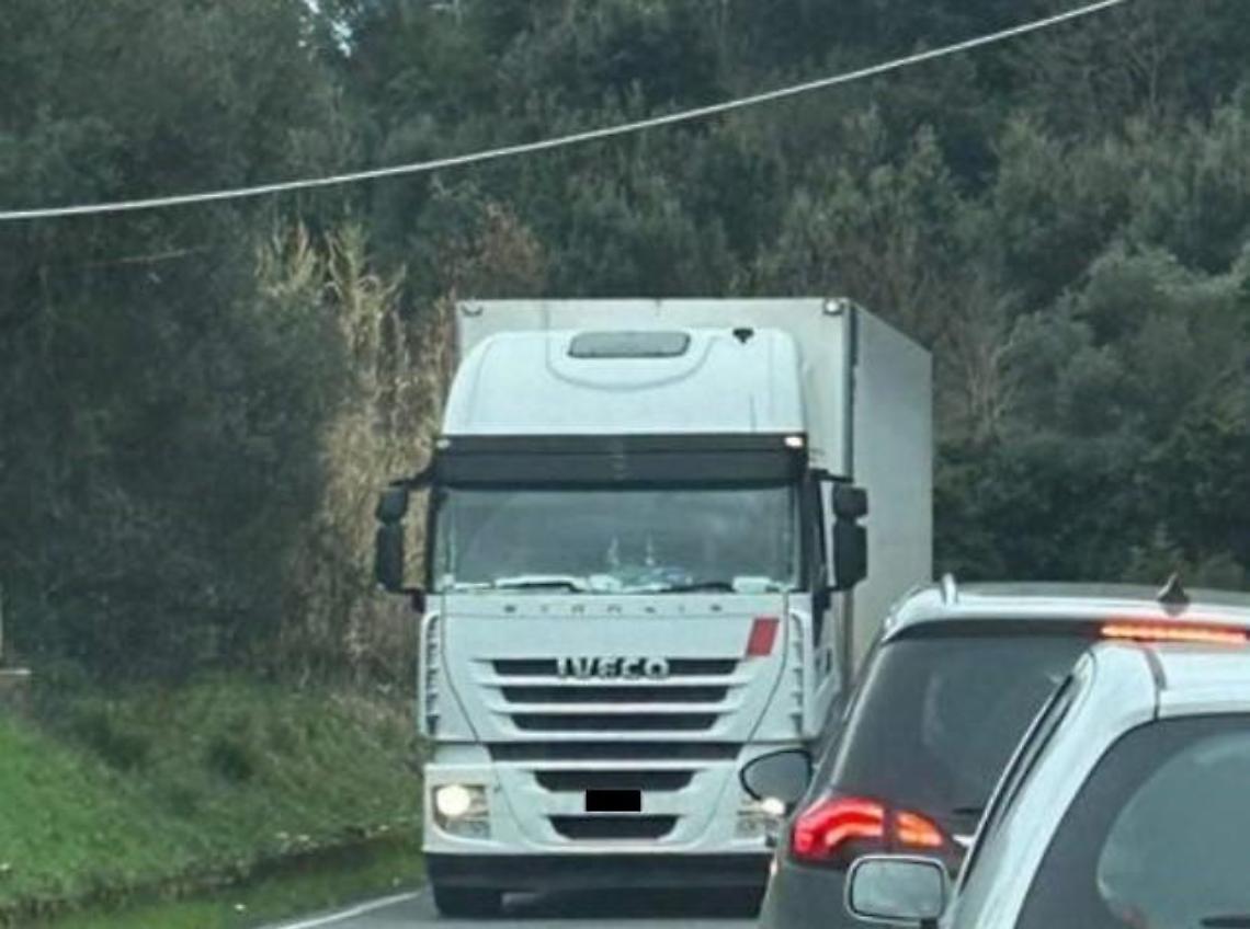 Camion aggancia un cavo telefonico, disagi sul traffico