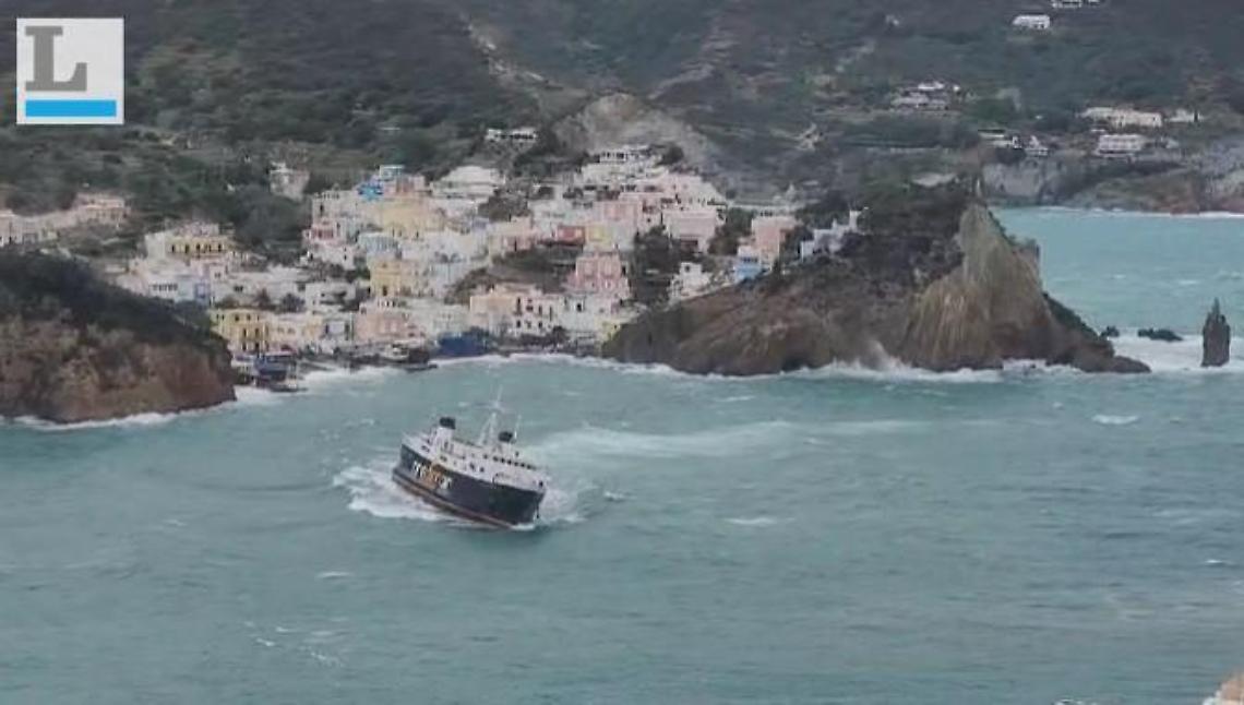 La motonave «Quirino» resterà ferma a Formia per le ispezioni