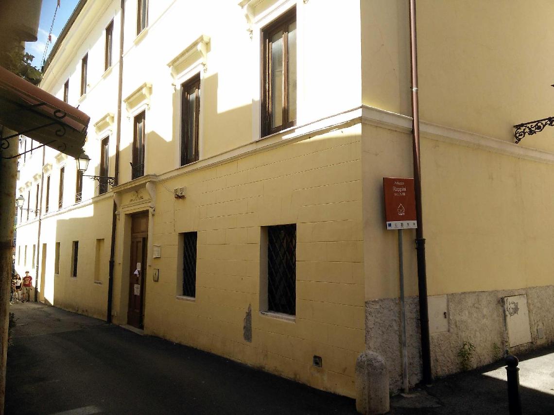 Spl: buste per l'organico e bollettini luci votive, oltre 100 utenti allo scalo