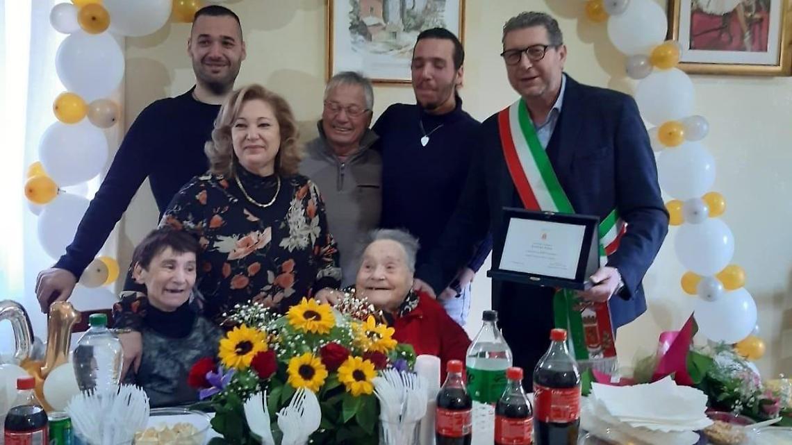 Cento candeline per la signora Anna Lenzini, gli auguri della comunità