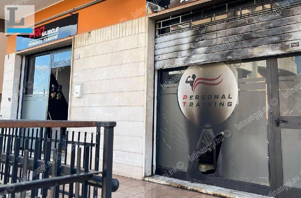 Fiamme intimidatorie sulla serranda della palestra: le indagini