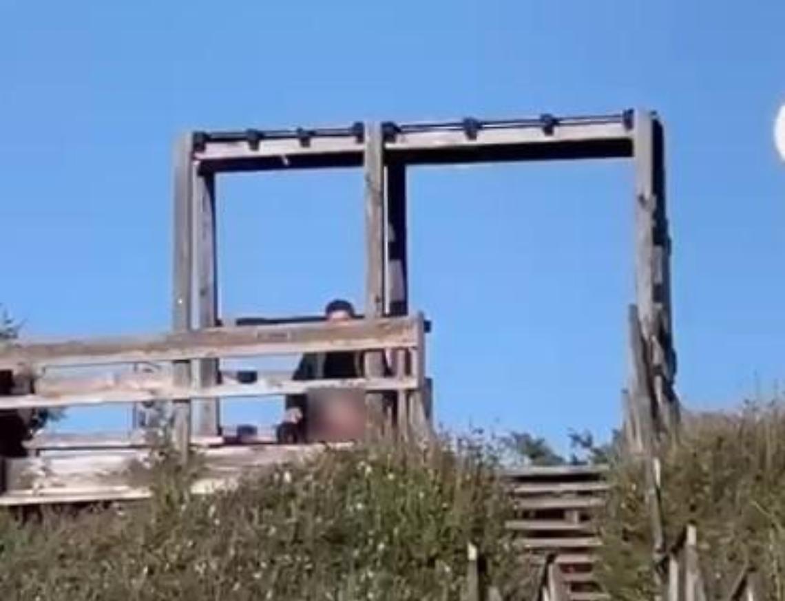 Maniaco in azione al lido, si masturba davanti a due ragazze