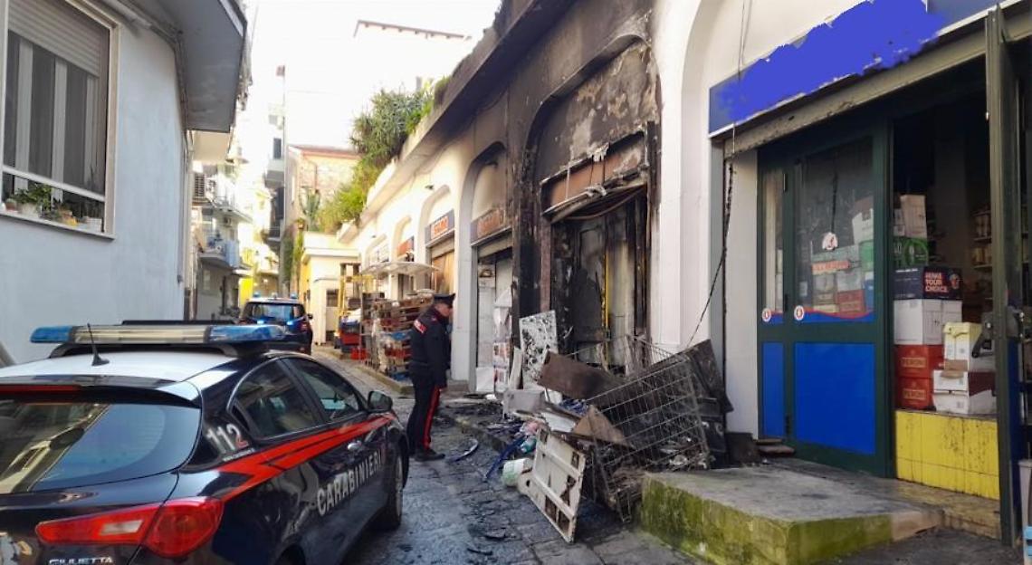 Cassonetti in fiamme, intervento di vigili del fuoco e carabinieri