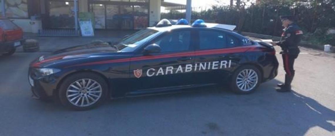 Rubano all'interno di un supermercato ma vengono scoperti, nei guai due giovani