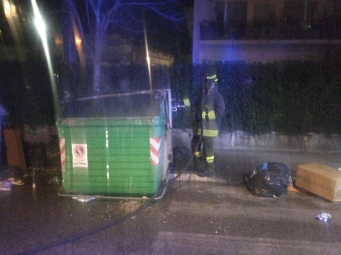 Cassonetto a fuoco in via Isonzo: raid vandalico