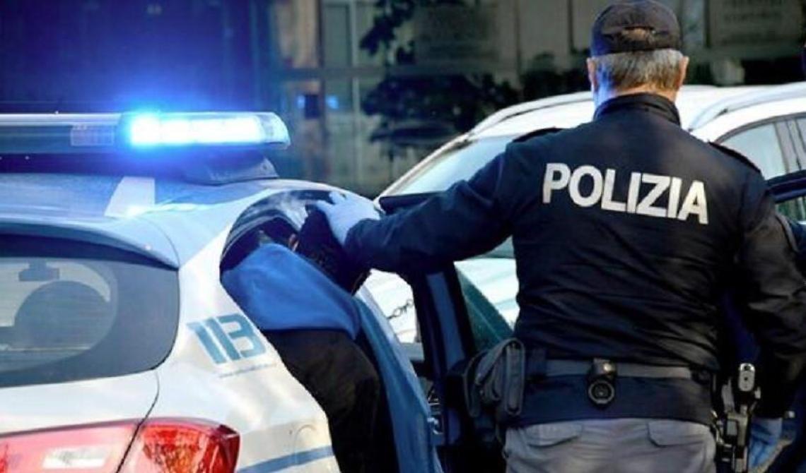 Mezzo nudo, impugna cocci di vetro e semina il panico