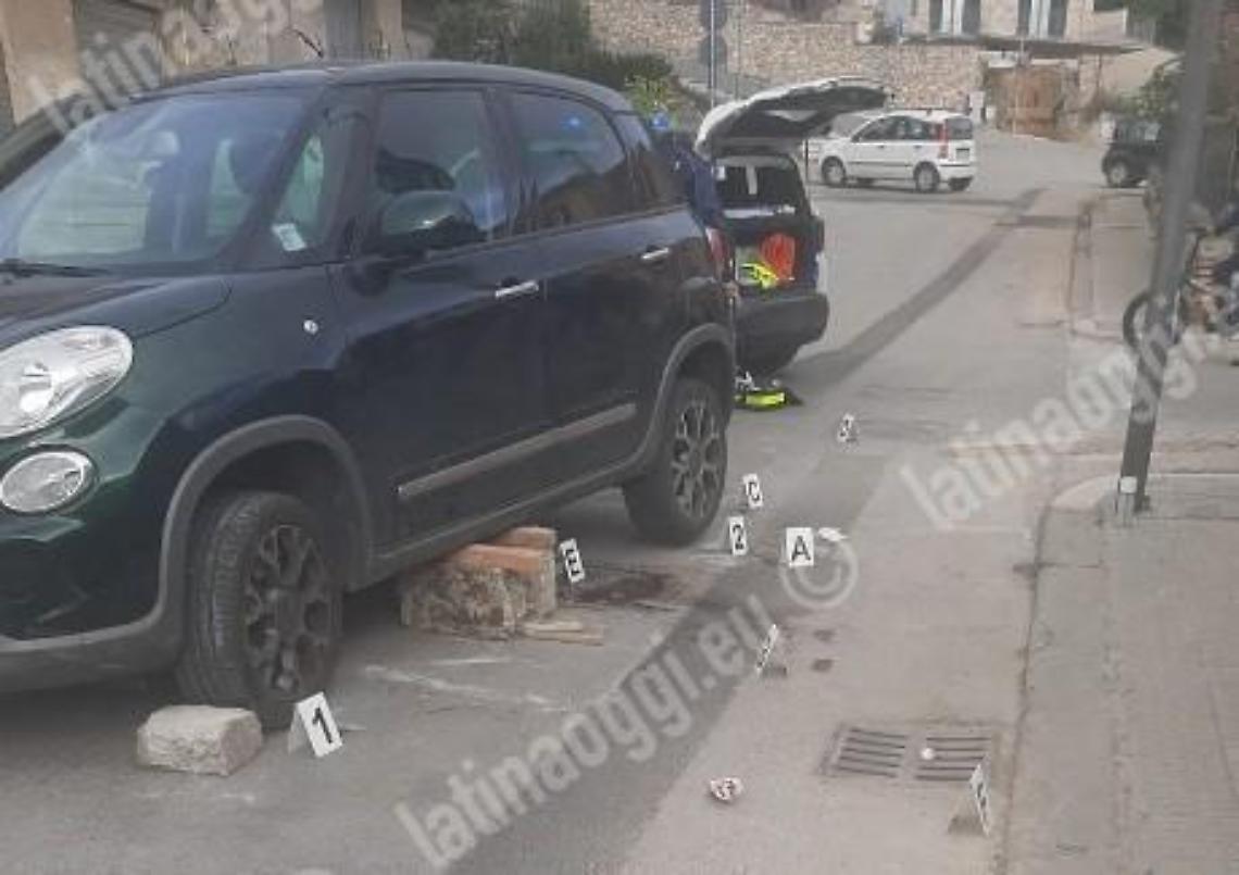 Spunta dal tombino e l'auto lo investe