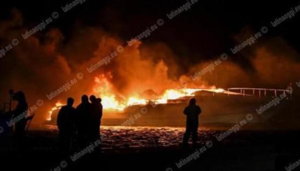 Incendio al porto: interdizioni dei posti d'ormeggio e limiti alla navigazione