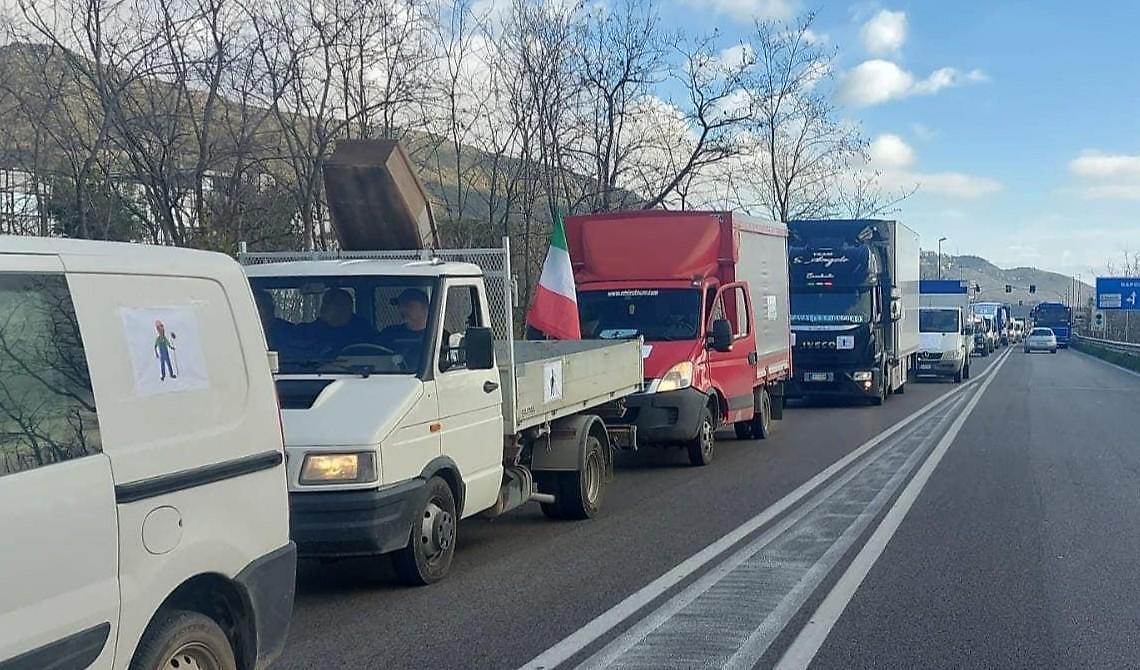Al Mof arrivano i trattori e mezzi dello “sciopero lumaca”
