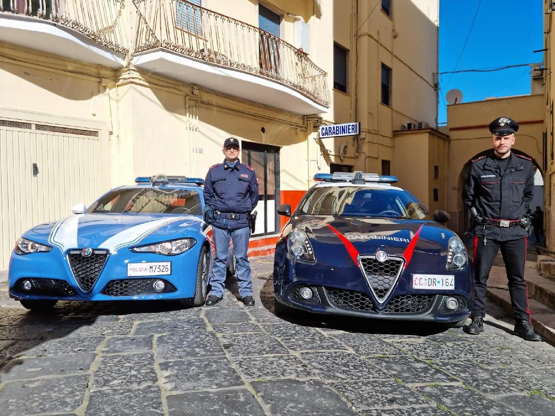 Incastrati dalle telecamere mentre rubavano, in manette due persone