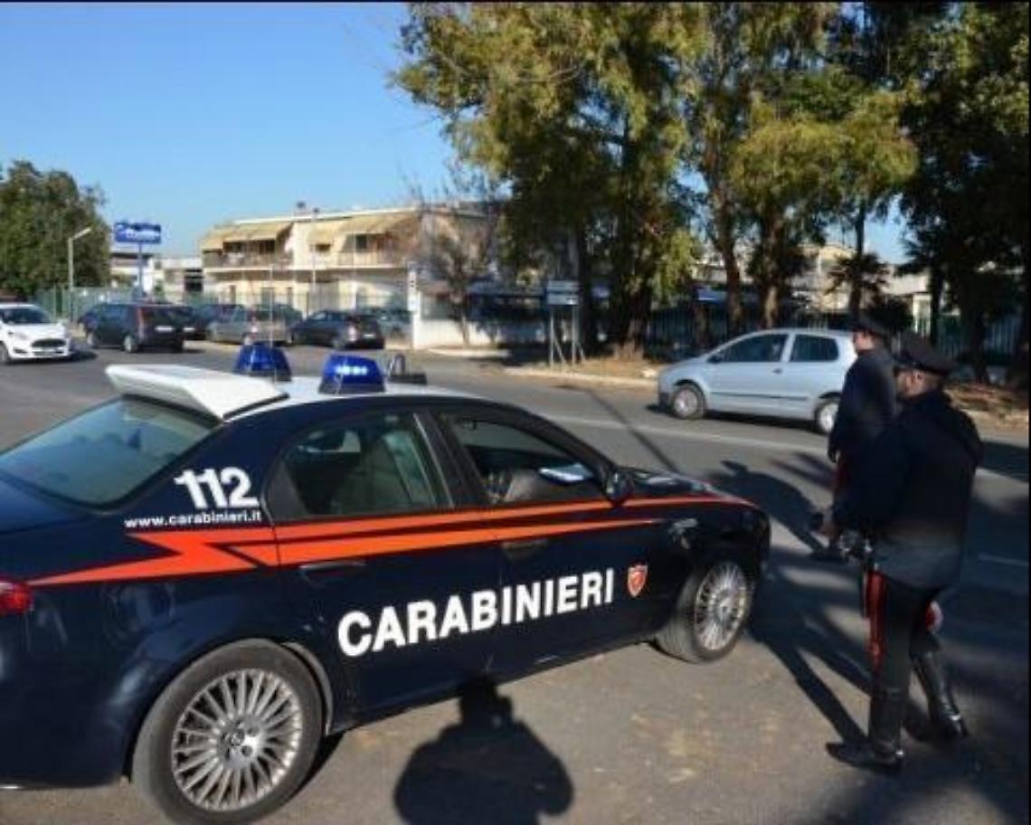 Ruba lo smartphone in un ristorante, 17enne denunciato dai carabinieri