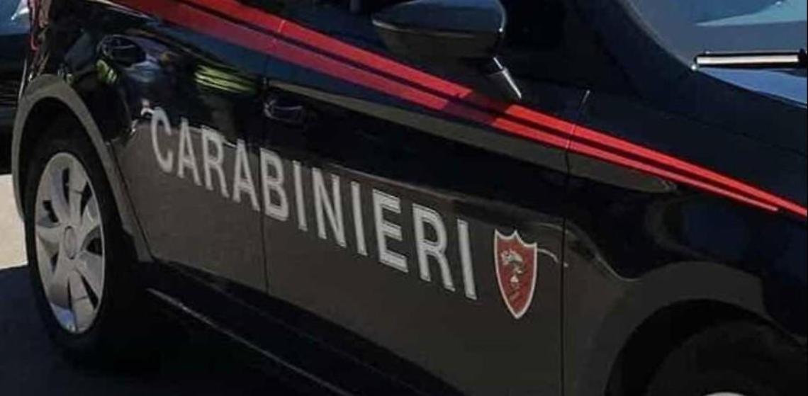 Ruba cosmetici dentro al negozio, denunciato per furto