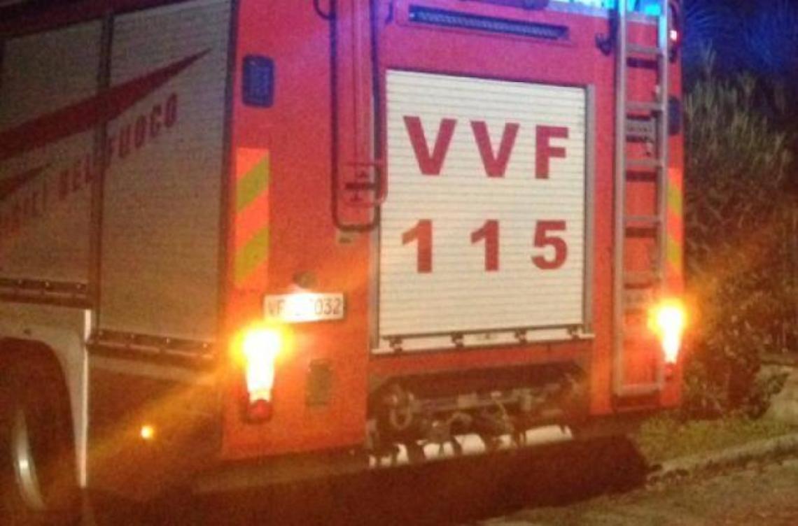 Due stabilimenti balneari in fiamme nella notte, avviate le indagini