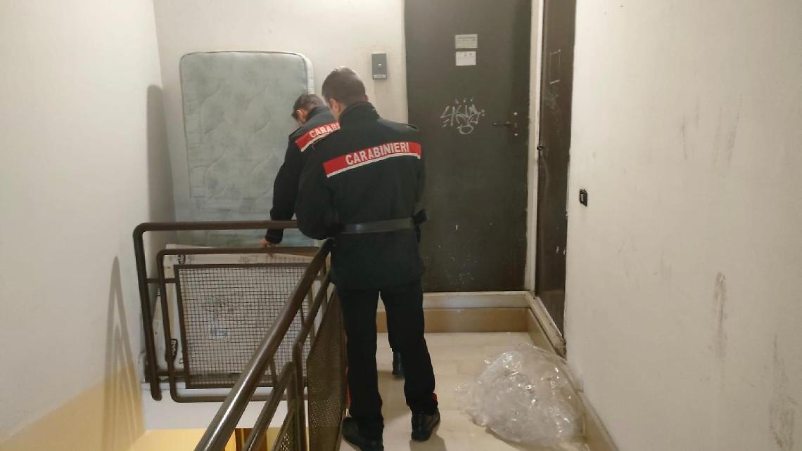 Latina, droga in un appartamento occupato abusivamente in via Bruxelles