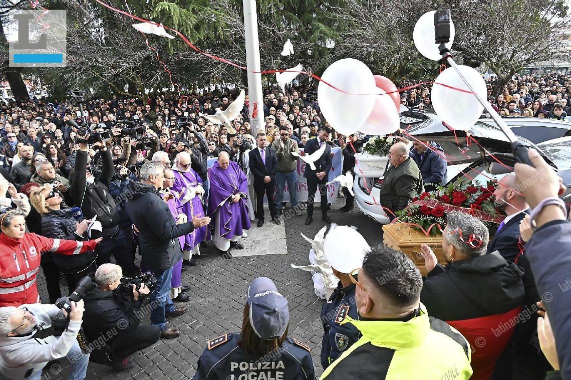 «Nicoletta e Renée sono martiri», in migliaia per l'ultimo saluto