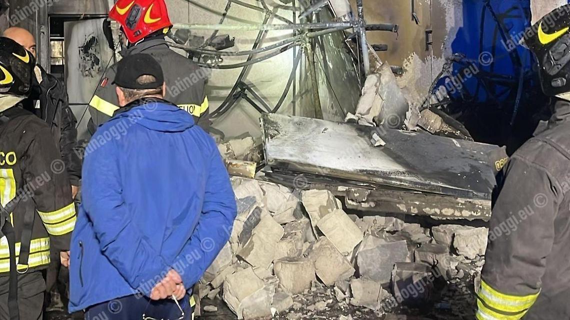 Esplosione, poi l'incendio nella fabbrica di polistirolo