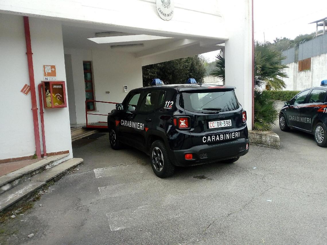Rubano il bancomat all'amica e prelevano 600 euro, denunciate madre e figlia