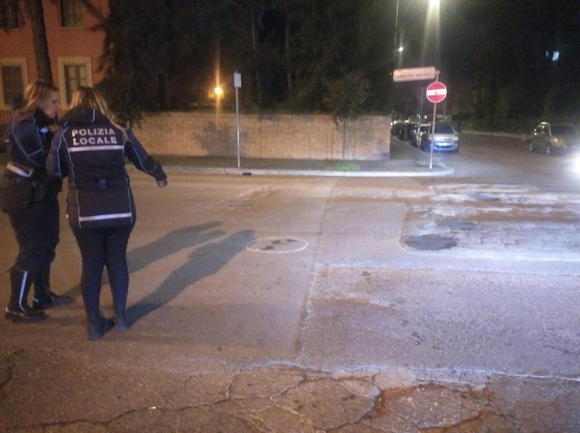 Latina, incidente in piazza del Quadrato, ferito un ciclista