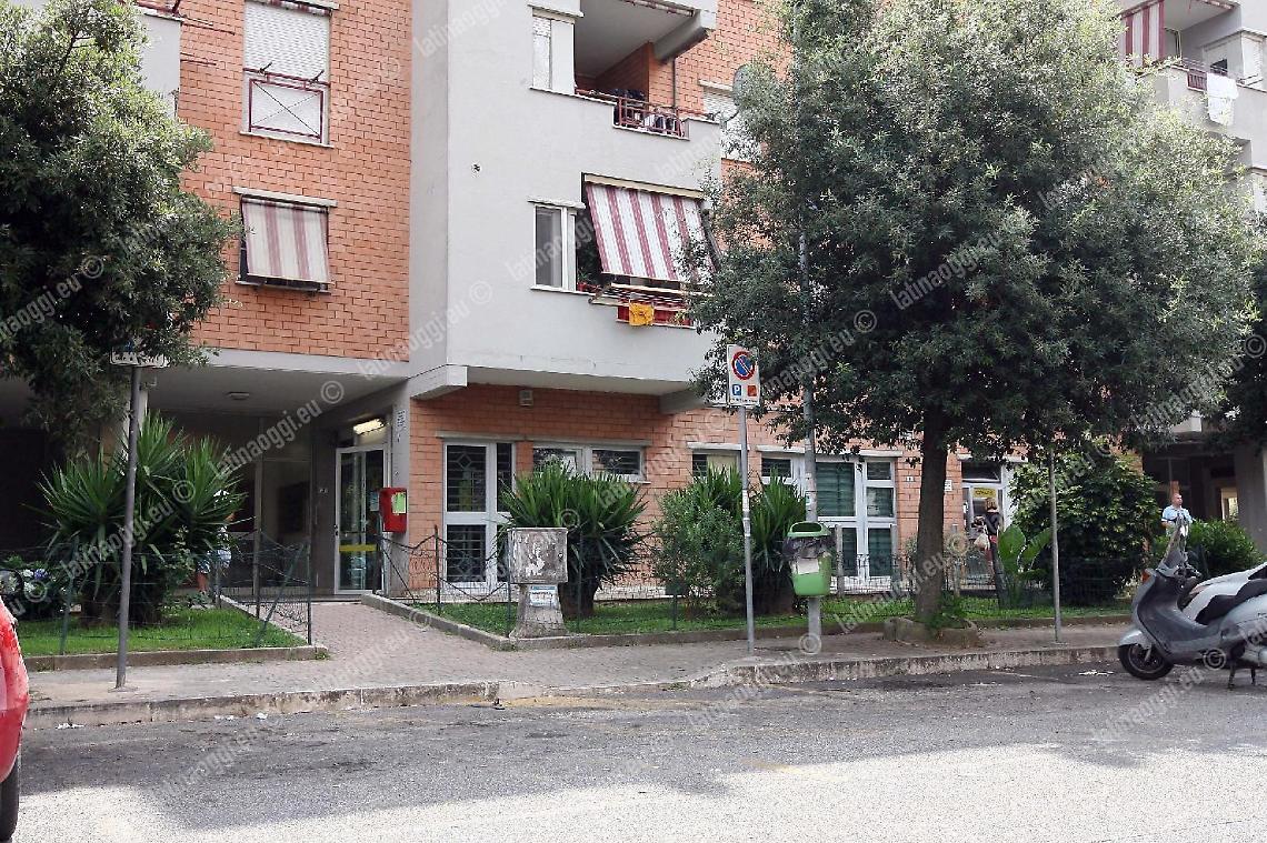 Picchia e rapina un cittadino che aveva prelevato 800 euro al bancomat delle Poste, condannato