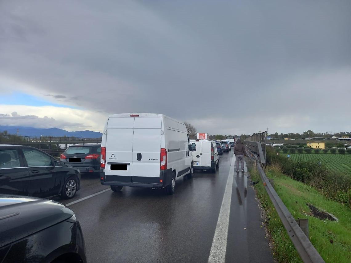 Pontina, tre incidenti in pochi metri. Deviazioni all'uscita di borgo Montello