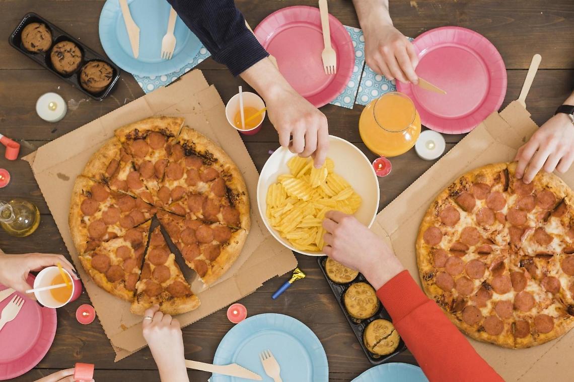 I bambini dell'asilo a lezione di gastronomia nei panni del pizzaiolo