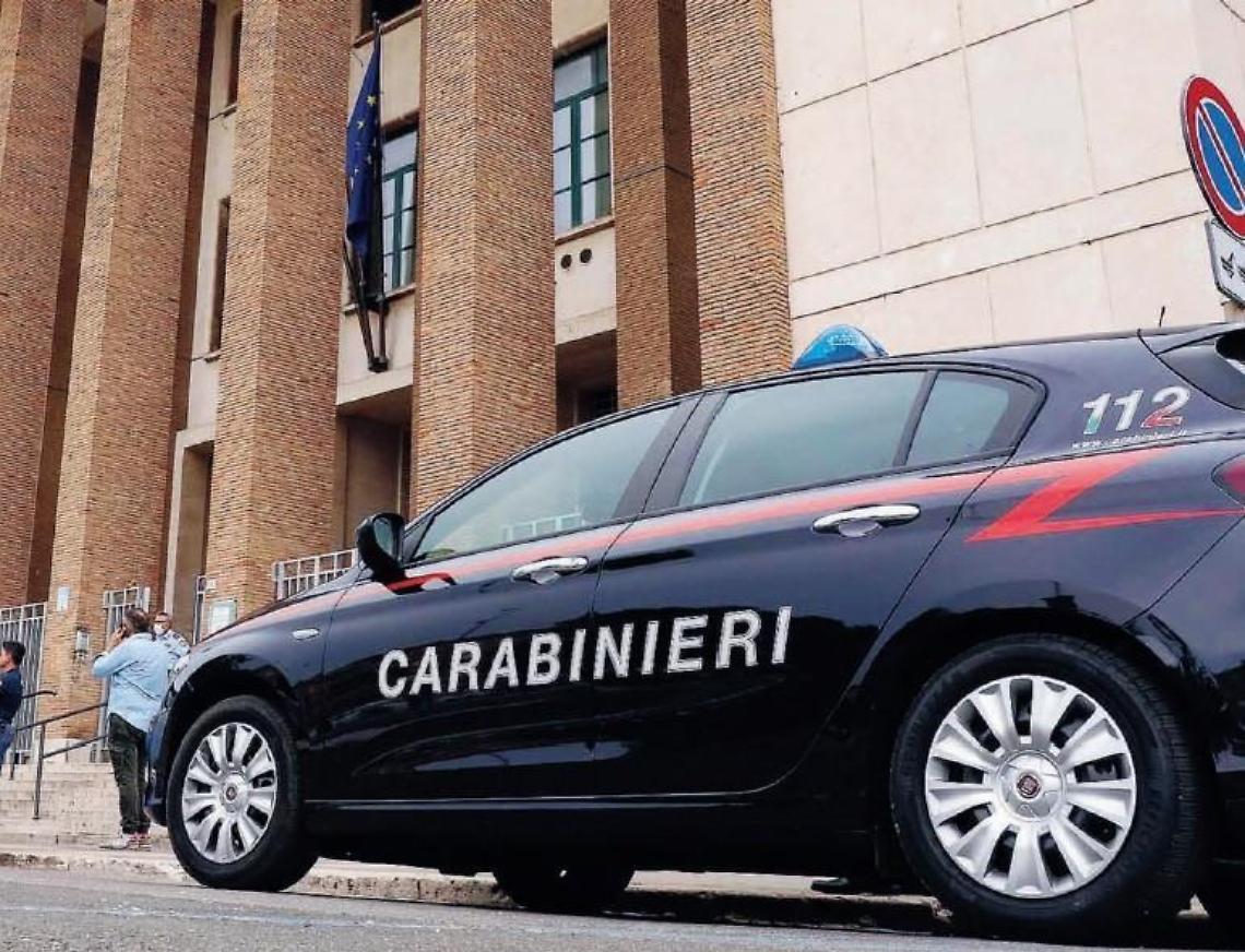 Latina, palpeggia una collega: disposto il divieto di avvicinamento
