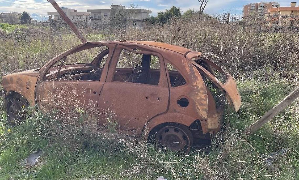 Auto abbandonate, nessuno interviene  per la rimozione