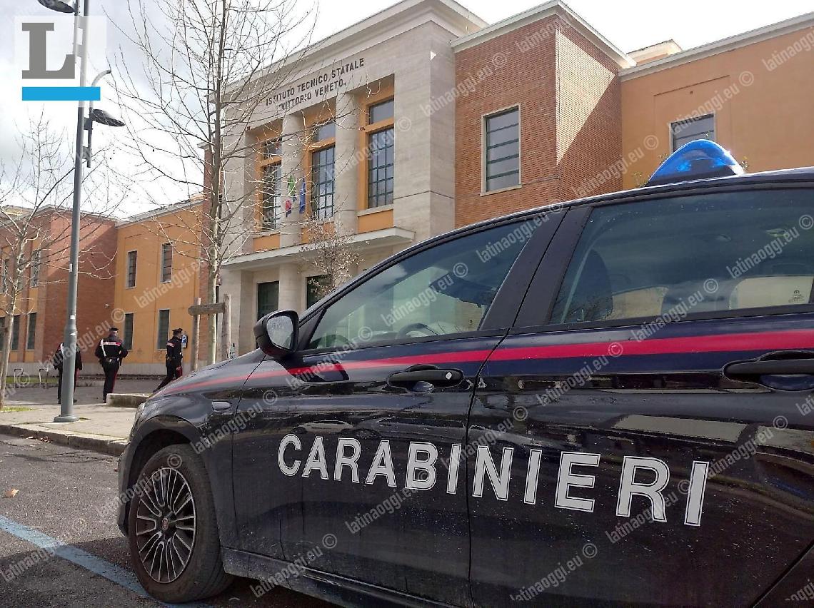 Foto delle compagne “spogliate” con l'app Bikinioff, indagati due studenti