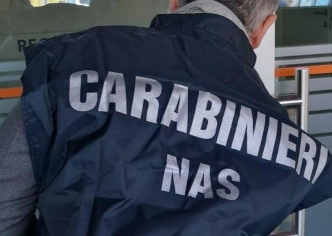 Sigarette elettroniche irregolari sequestrate all'interno di un negozio